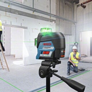 Trabalhadores da construção civil usando o nivelador a laser Bosch