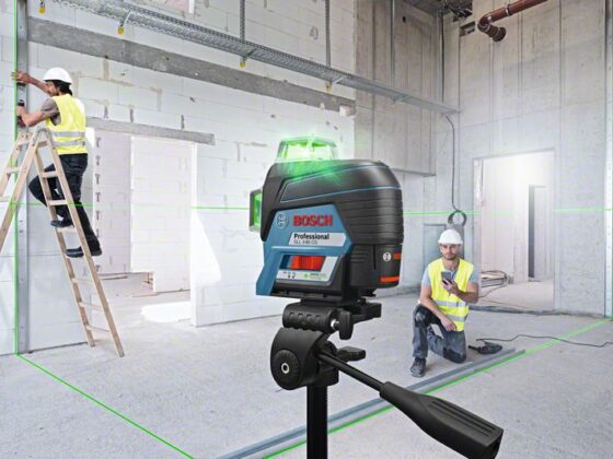 Trabalhadores da construção civil usando nível a laser Bosch