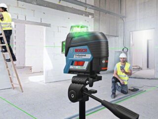 Trabalhadores da construção civil usando nível a laser Bosch