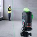 Trabalhador da construção civil usando nivelador a laser bosch