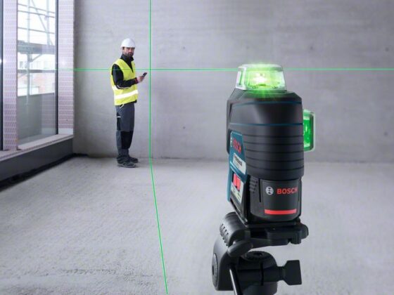 Trabalhador da construção civil usando nivelador a laser bosch
