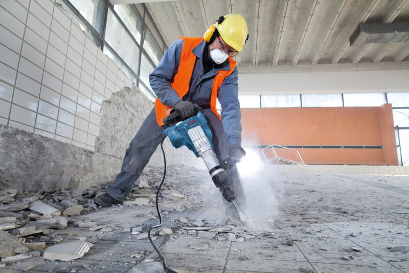 Homem perfurando solo com ferramenta Bosch
